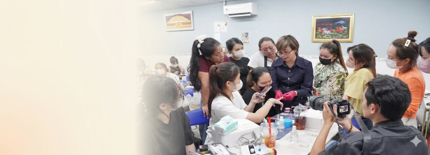 HongYen Pham — giáo viên kỹ thuật Nail Nga tại lớp học